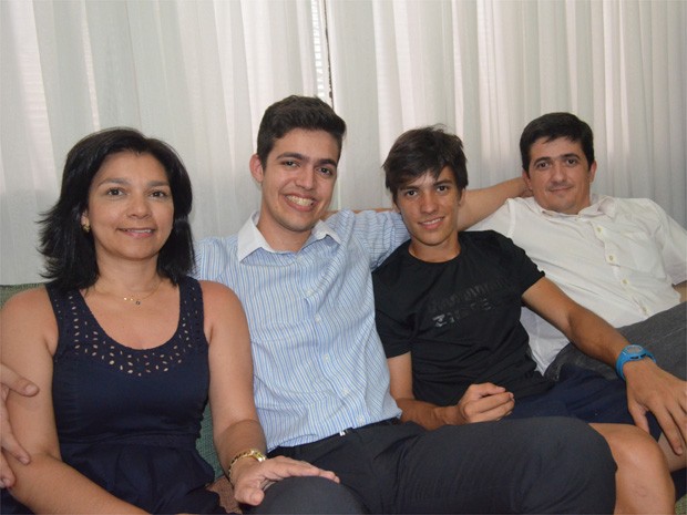 Humberto Guimarães comemora com a família os 5 anos sem utilizar insulina para tratar a diabetes tipo 1 (Foto: Adriano Oliveira/G1)