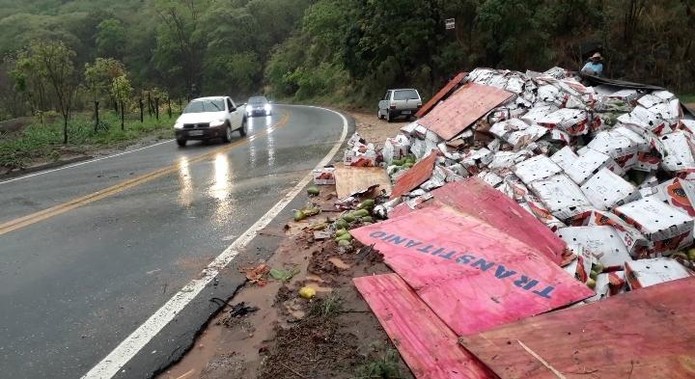 Motorista de caminhão morreu após tombar às margens da BR-381, em Governador Valadares — Foto: Cristiano Dias/Inter TV dos Vales