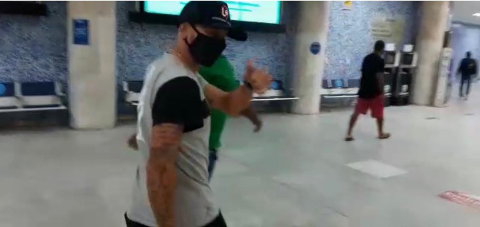 Rafinha chegou ao Rio de Janeiro no in&iacute;cio da noite &mdash; Foto: Felippe Costa / GloboEsporte