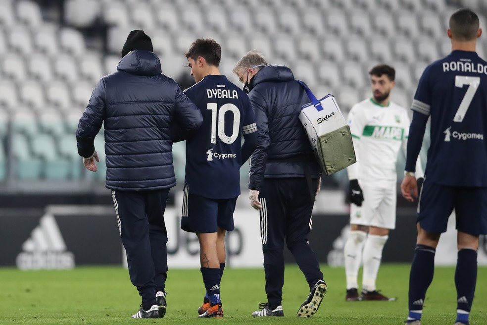 Dybala saiu machucado do jogo da Juventus contra o Sassuolo — Foto: Getty Images
