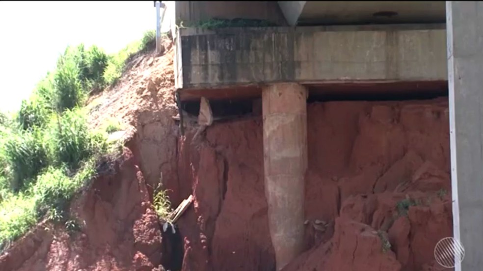 Ponte está com pilares de sustentação expostos após depois que um barraco que fica no local começou a deslizar. (Foto: Reprodução/TV Oeste)