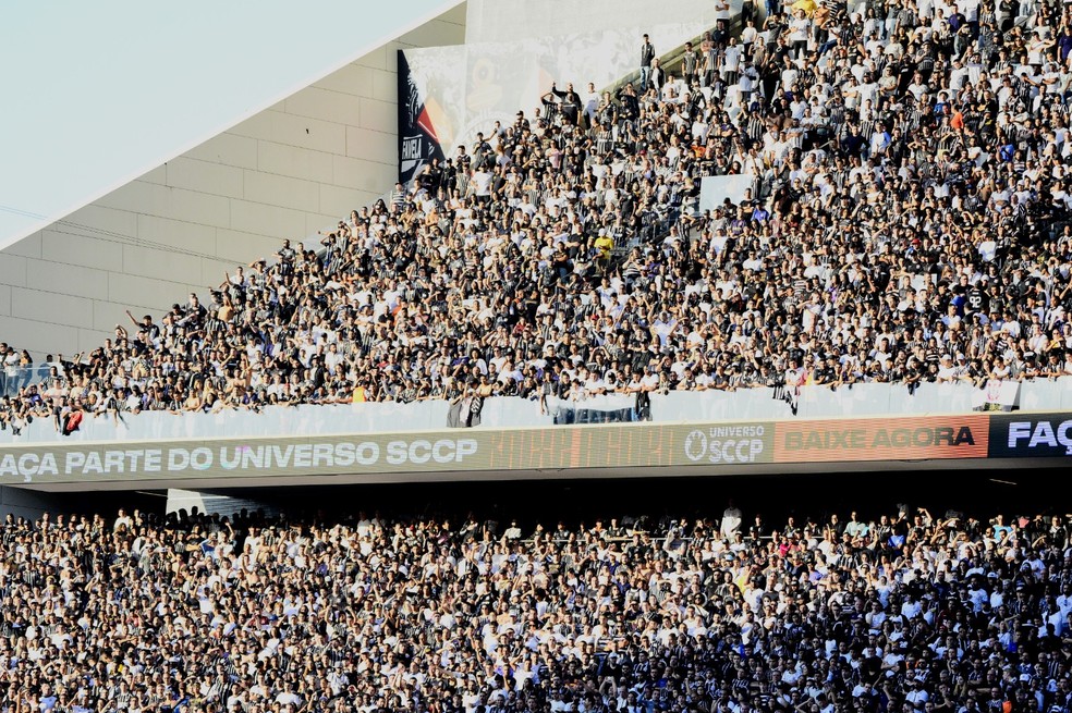 Torcedor que acendeu sinalizador é suspenso pelo Corinthians