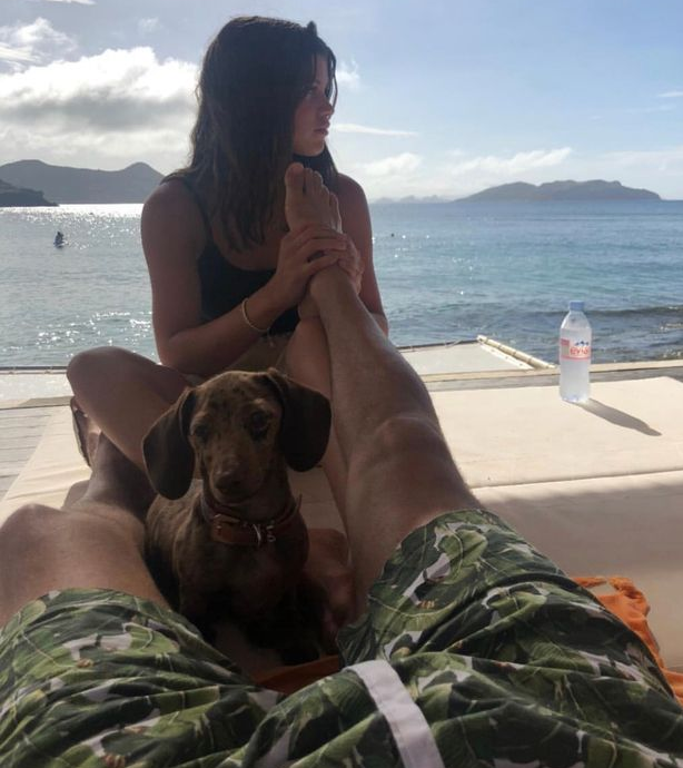 A foto compartilhada por Scott Disick em que o empresário aparece tendo seus pés massageados pela namorada Sofia Richie (Foto: Instagram)