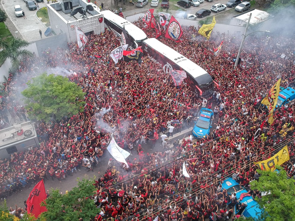 Multidão ocupa a saída do Flamengo do Ninho do Urubu — Foto: Agência Estado