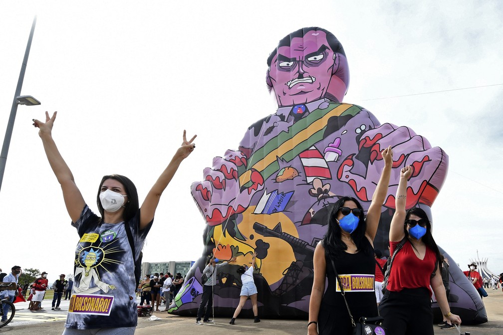 Brasília - Manifestantes protestam contra o presidente Jair Bolsonaro em Brasília, neste sábado (29) — Foto: Evaristo Sa/AFP