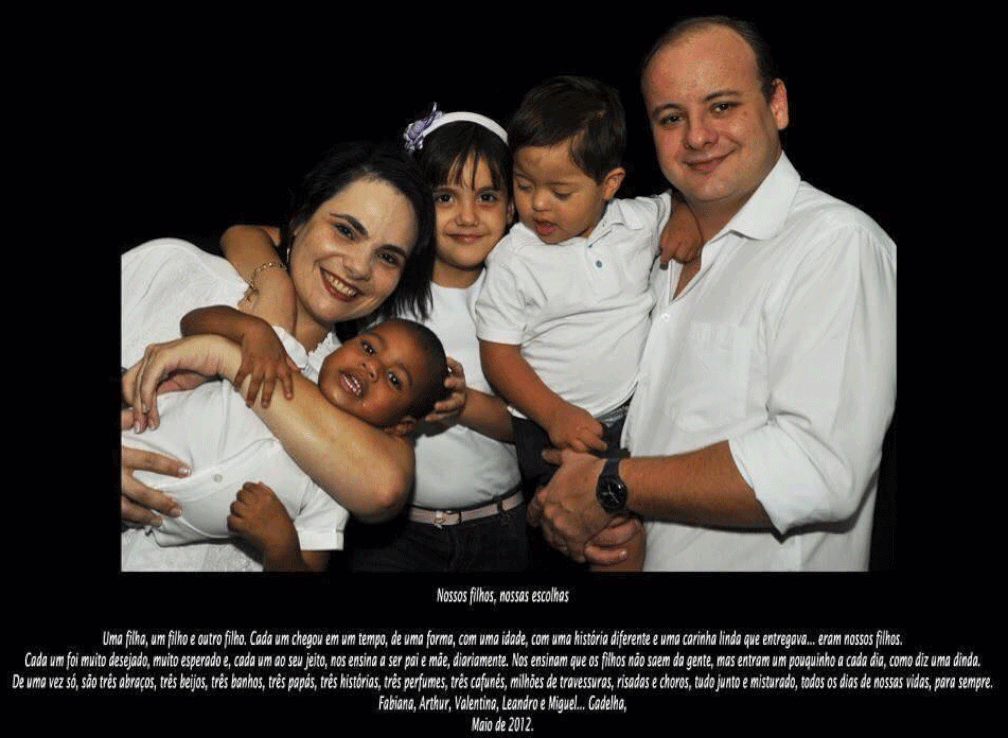 Miguel com os irmãos Arthur e Valentina, e os pais, Fabiana e Leandro Gadelha em foto de 2012 (Foto: Arquivo pessoal)