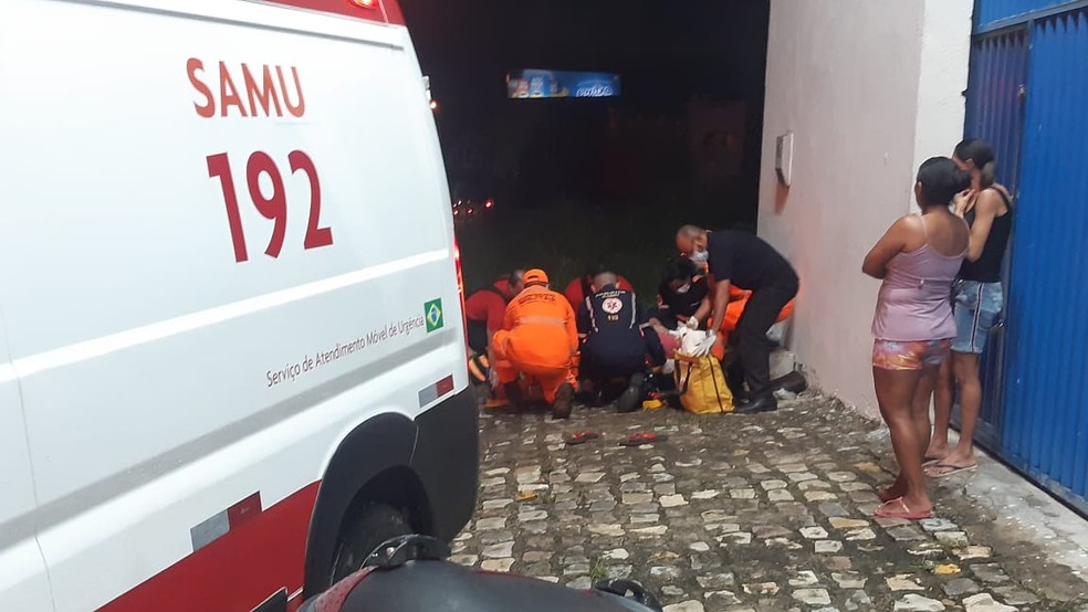 Motorista idoso é atendido por equipe do Samu e do Corpo de Bombeiros após acidente em Natal — Foto: Sérgio Henrique Santos/Inter TV Cabugi