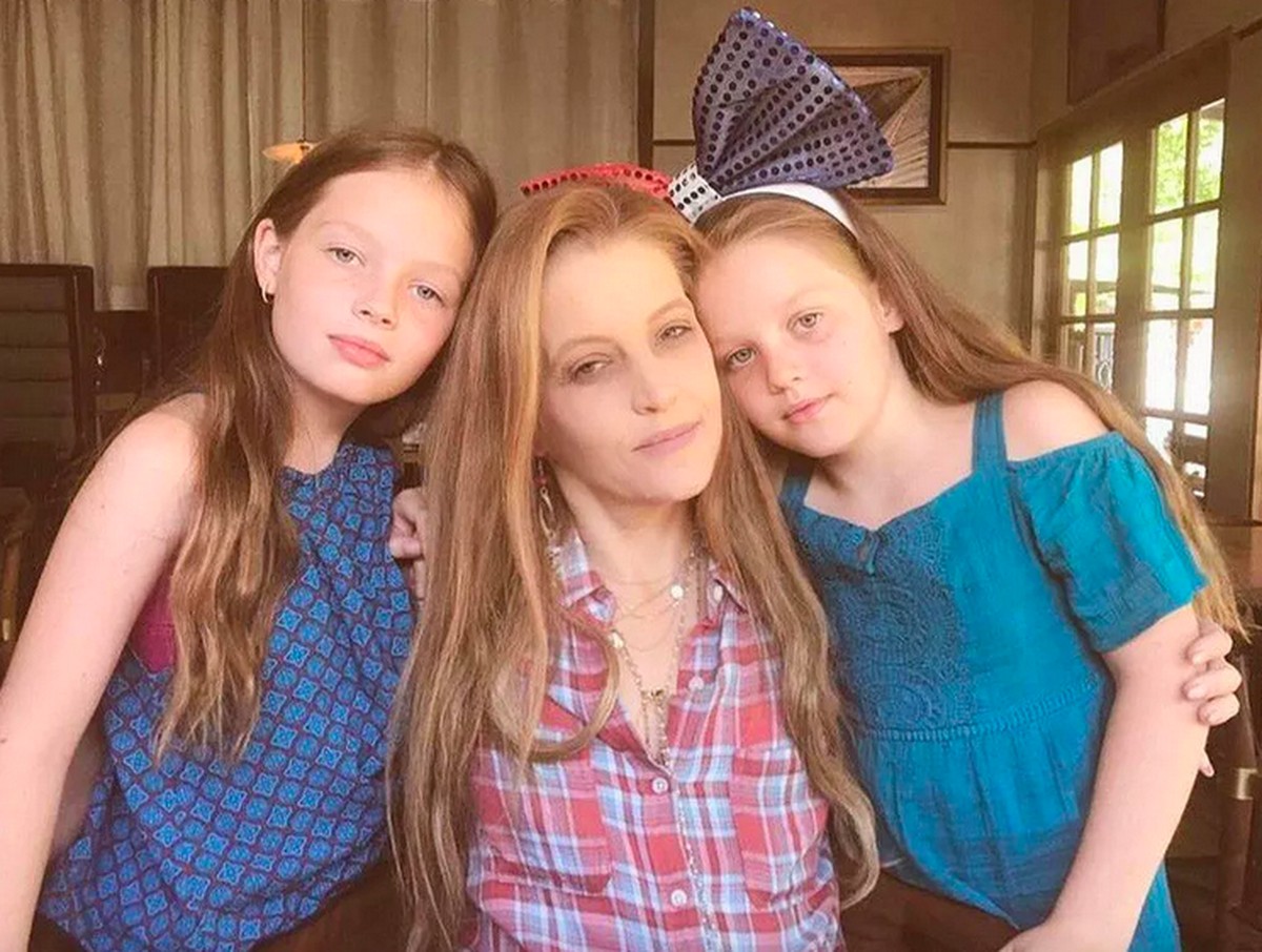Gêmeas de Lisa Marie Presley estão traumatizadas e não querem voltar para casa após a morte da mãe, diz jornal - Revista Monet