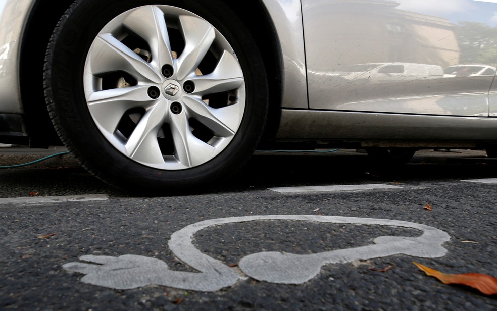 Vaga para carro elétrico perto de ponto de recarga em Paris (Foto: Philippe Wojazer/Reuters)
