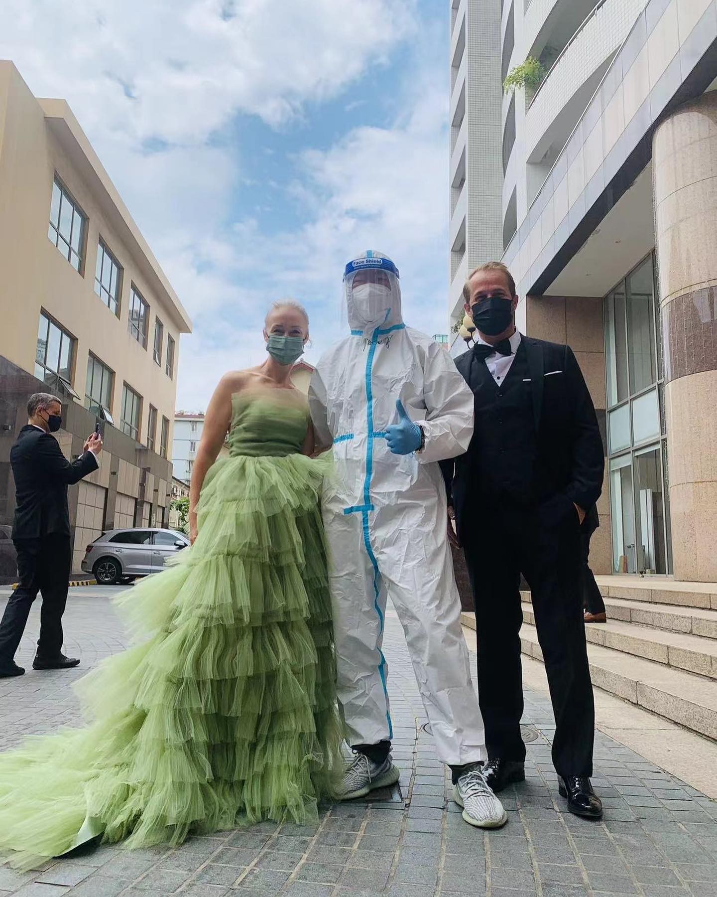 A educadora de etiqueta, Sara Jane Ho, publicou em suas redes sociais algumas fotos onde vizinhos vestem roupas de gala para realizarem testes de Covid-19, na China (Foto: Reprodução/ @sarajaneho)