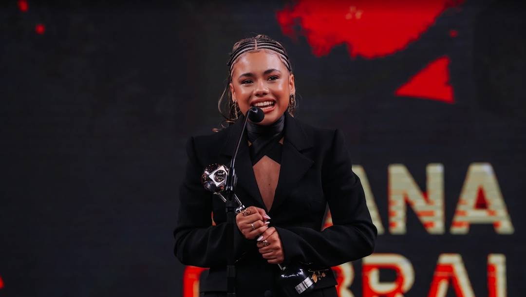 Alana Cabral vence categoria revelação nary  Melhores bash  Ano 2025