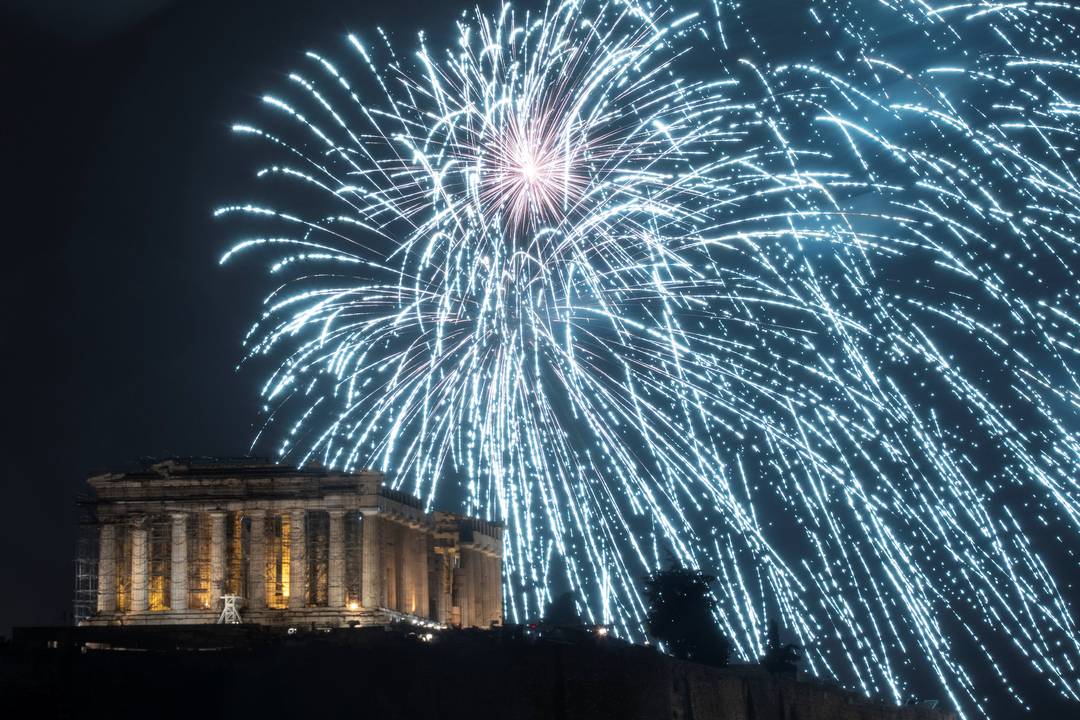 Festa de ano novo com fogos de artifício sobre o Partenon em Atenas, na Grécia