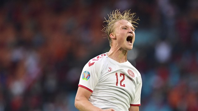 Kasper Dolberg comemora gol, País de Gales x Dinamarca