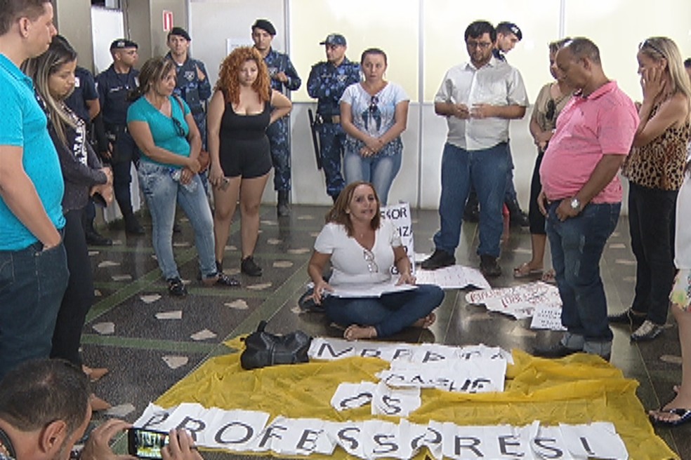 Professores cobram ainda o pagamento das rescisões dos contratos — Foto: Reprodução/Inter TV
