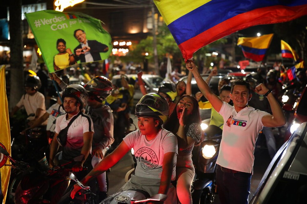 Apoiadores de Gustavo Petro comemoram a vitória em 19 de junho de 2022 — Foto: Ivan Valencia/AP