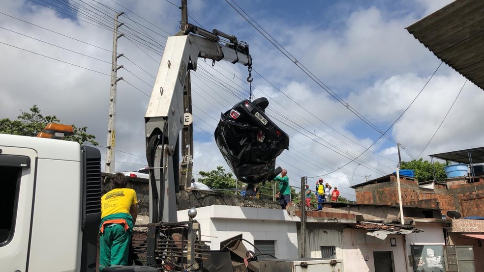 Carro que ficou sob lage após acidente foi retirado na manhã desta segunda (17) — Foto: Danilo César/TV Globo