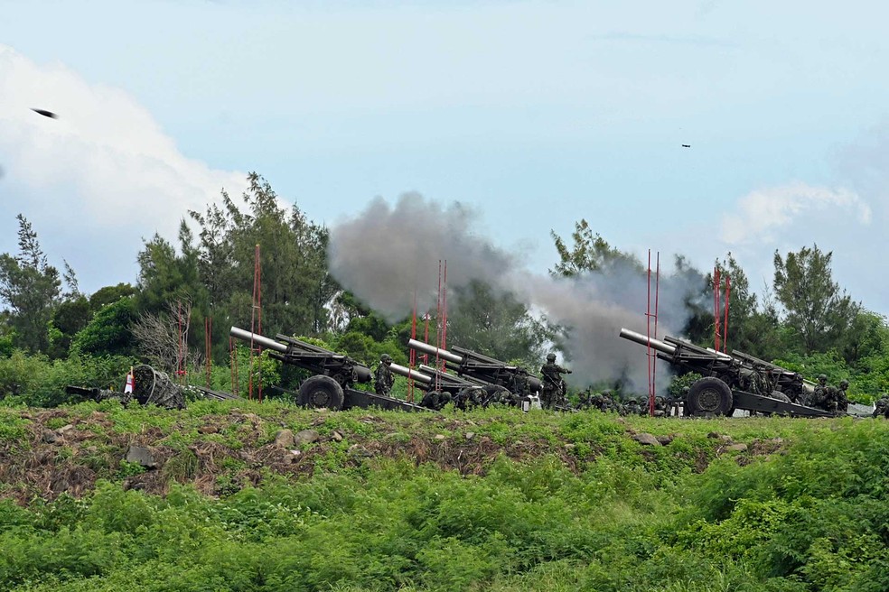 Exército de Taiwan disparam projéteis de 155 polegadas durante exercício militar com fogo real no condado de Pingtung — Foto: Sam Yeh / AFP Photo