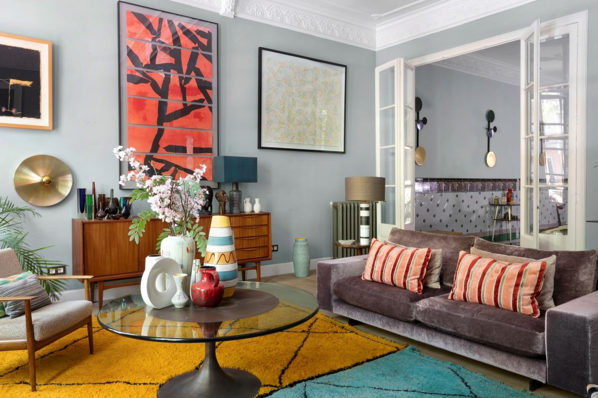 SALA | Elementos coloridos dão o tom na sala de estar. O estilo high-low é marcado na decoração (Foto: Anne Catherine Scoffoni / Divulgação)