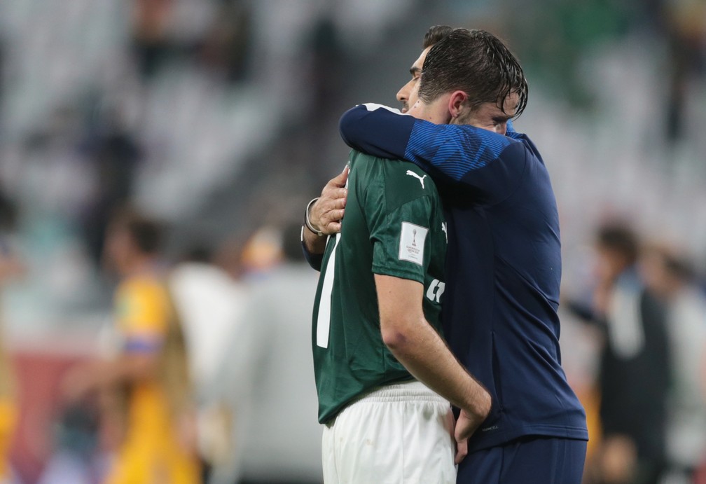 Abel Ferreira consola Viña depois da derrota do Palmeiras para o Tigres no Mundial — Foto: Reuters