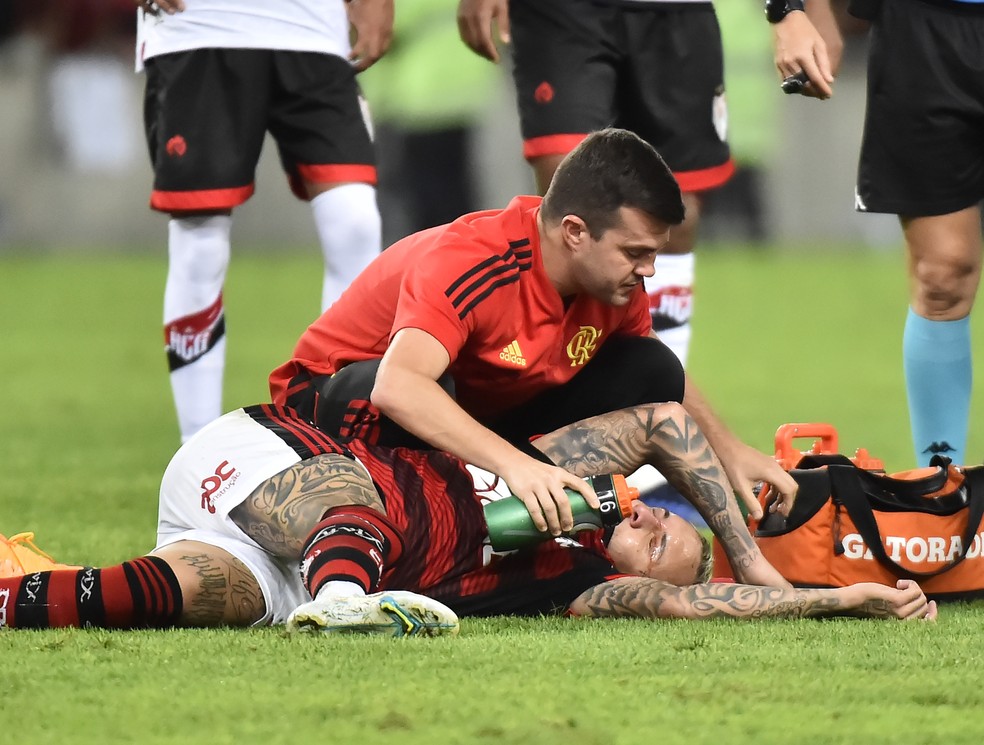 Everton Cebolinha, do Flamengo, é atendido em campo — Foto: André Durão