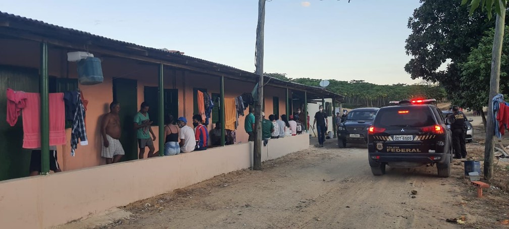 Trabalhadores que viviam em condições análogas à escravidão foram colocados em alojamentos em fazenda em Vila Valério — Foto: Gabriela Fardin/ TV Gazeta