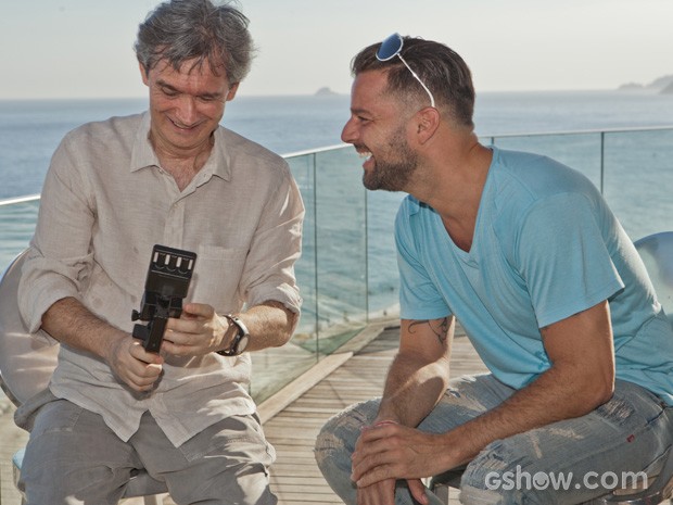 Serginho Groisman e Ricky Martin se divertem nos bastidores da gravação