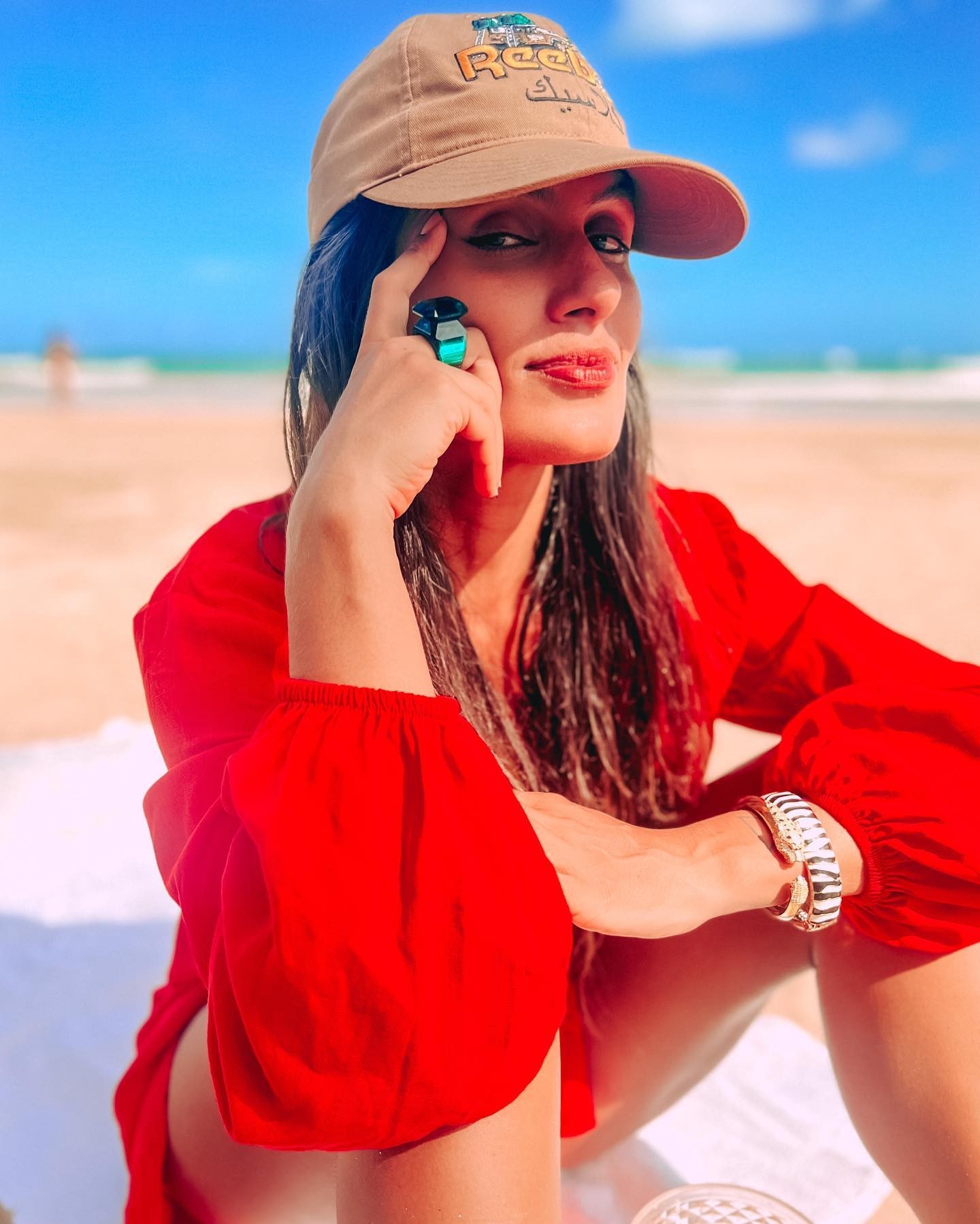 De férias, Carol Peixinho encanta com look vermelho em praia paradisíaca (Foto: Reprodução / Instagram)