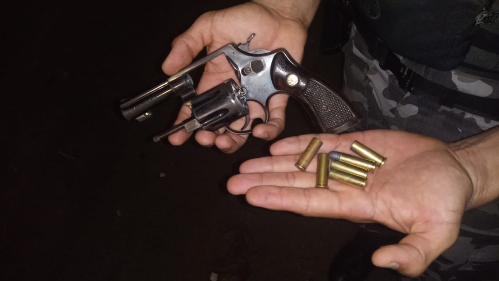 Arma de fogo e munição foram apreendidas em abordagem, em Londrina — Foto: PM/Divulgação