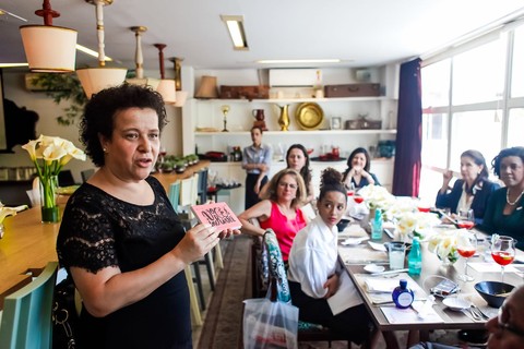 Ana Fontes, criadora da Rede Mulher Empreendedora, apresenta a instituição às convidadas do almoço de lançamento do Mulheres do Sim 