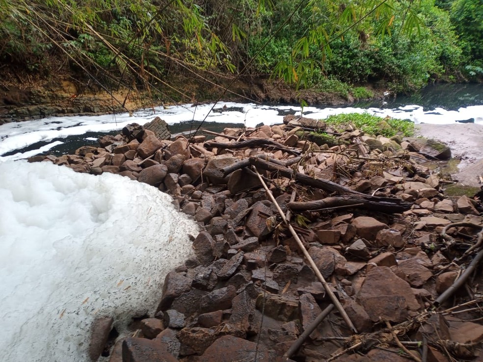 Espuma em afluente do Rio Piracicaba — Foto: Divulgação/ Guarda Civil Municipal de Piracicaba
