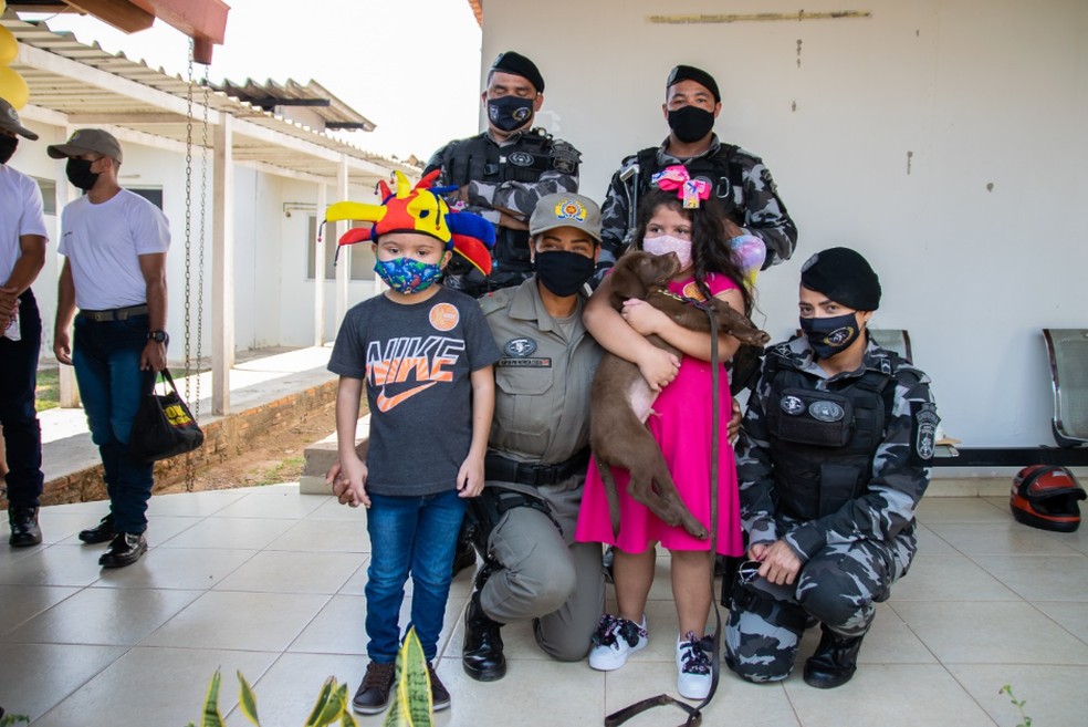 Presença dos cães faz parte de projeto da PM de Cinoterapia — Foto: Asscom/PM-AC