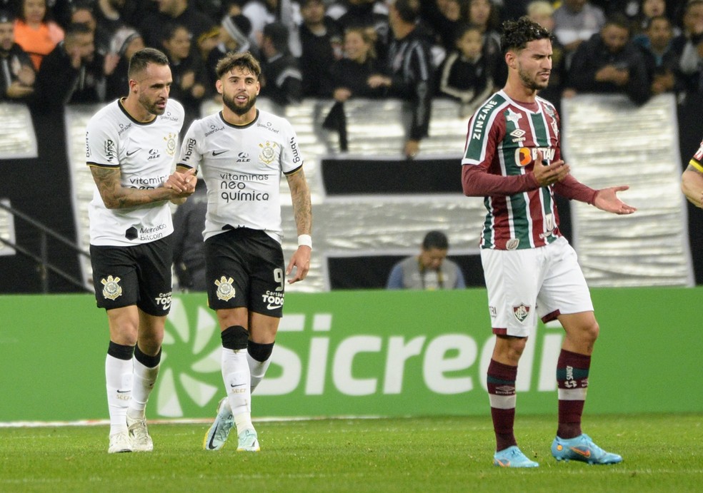 Renato Augusto e Yuri Alberto celebram gol contra o Flu: dupla cresceu no período — Foto: Marcos Ribolli