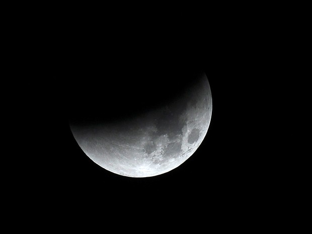Eclipse da superlua é visto da França (Foto: AFP PHOTO / Remy Gabalda)