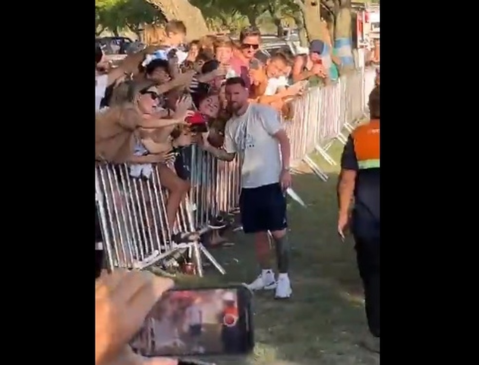 Messi tira foto com fãs ao chegar à residência da família, em Rosário — Foto: Reprodução/Twitter