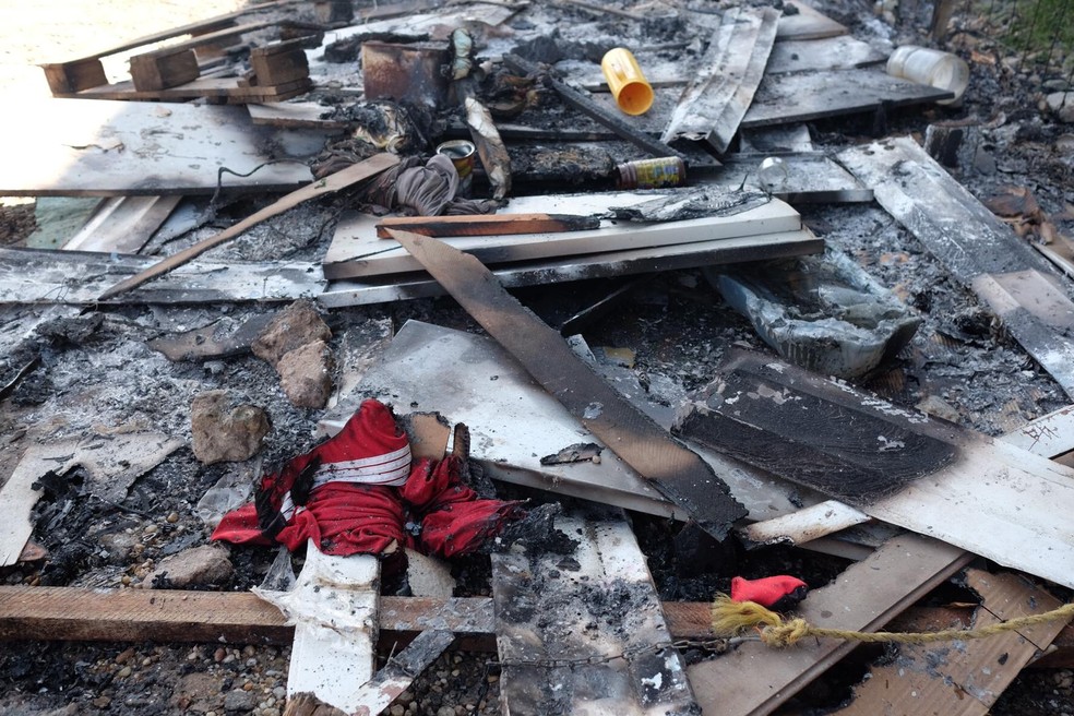 Barracos de venezuelanos que moravam às margens da BR-174, em Roraima, foram destruídos por manifestantes (Foto: Inaê Brandão/G1 RR)