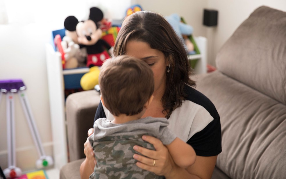 Ana Carolina aparece segurando Miguel, em foto de 2016: ele atualmente tem quase 4 anos — Foto: Sérgio Fernandes/G1