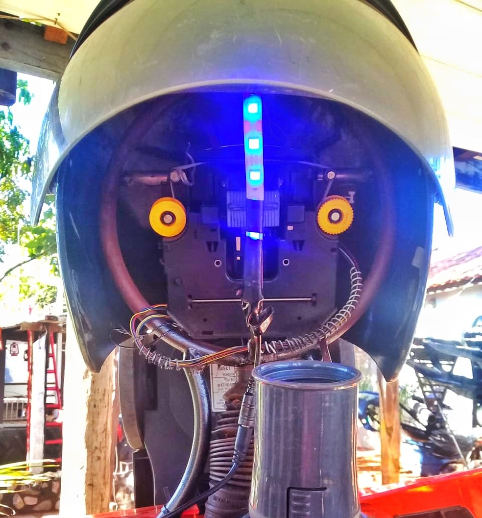 Brinquedo feito de capacete de moto e aspirador de pÃ³   (Foto: Ricardo Freitas / Tv Morena )