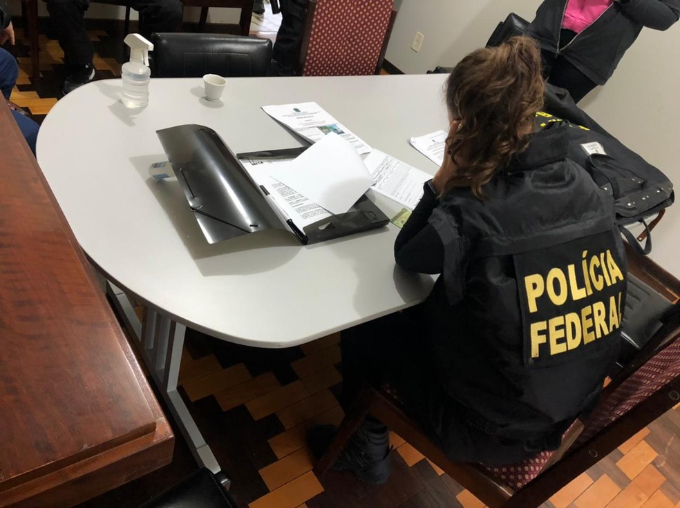 PF encontra documentos nesta manhã de quinta-feira (20) — Foto: Polícia Federal/Divulgação