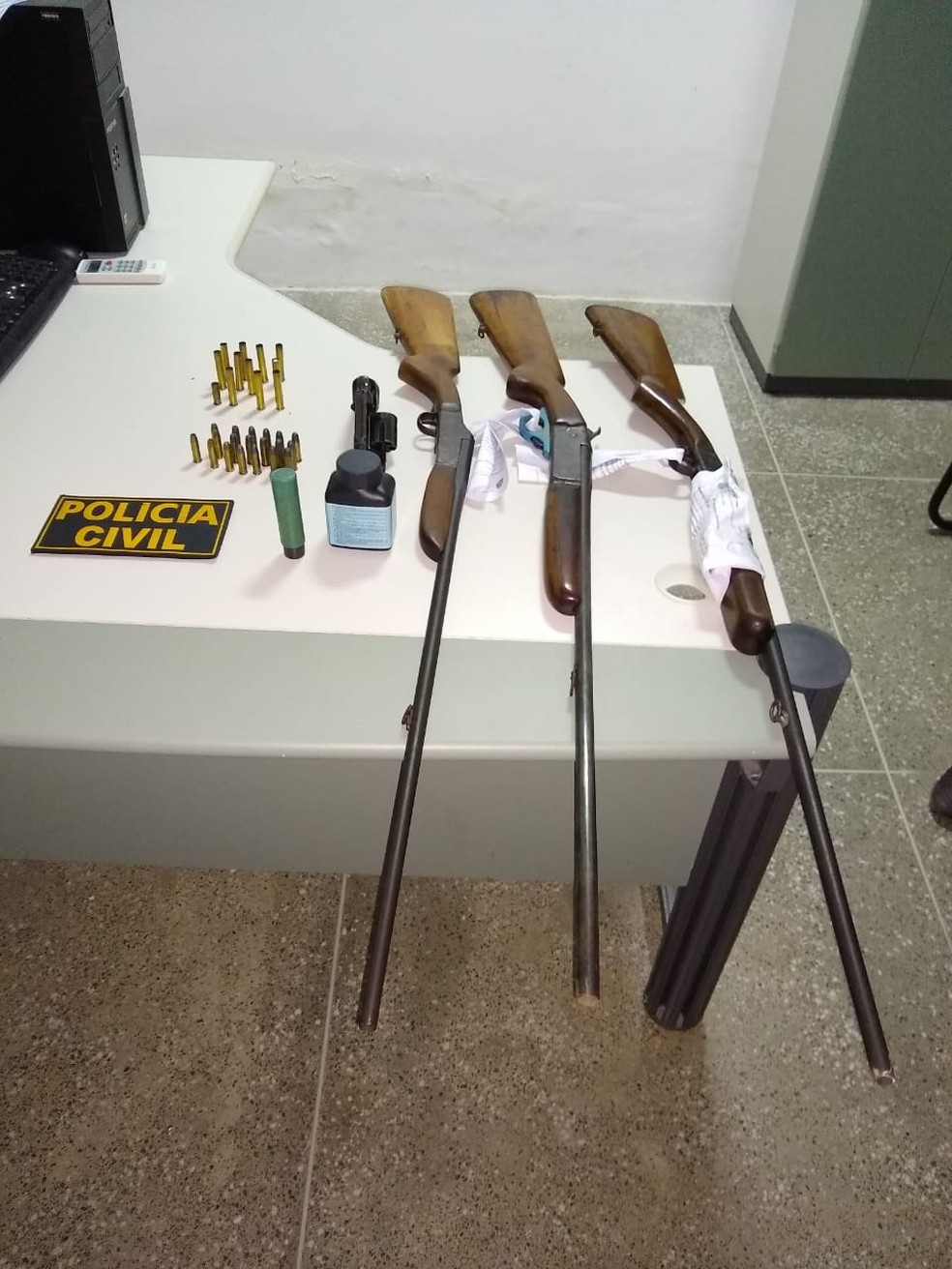 Armamento foi localizado junto com dois dos suspeitos — Foto: Divulgação