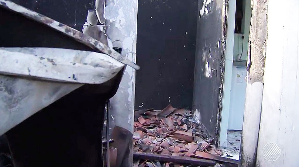 Casa ficou destruída após incêndio em Barra de Pojuca, na Bahia (Foto: Reprodução/TV Bahia)
