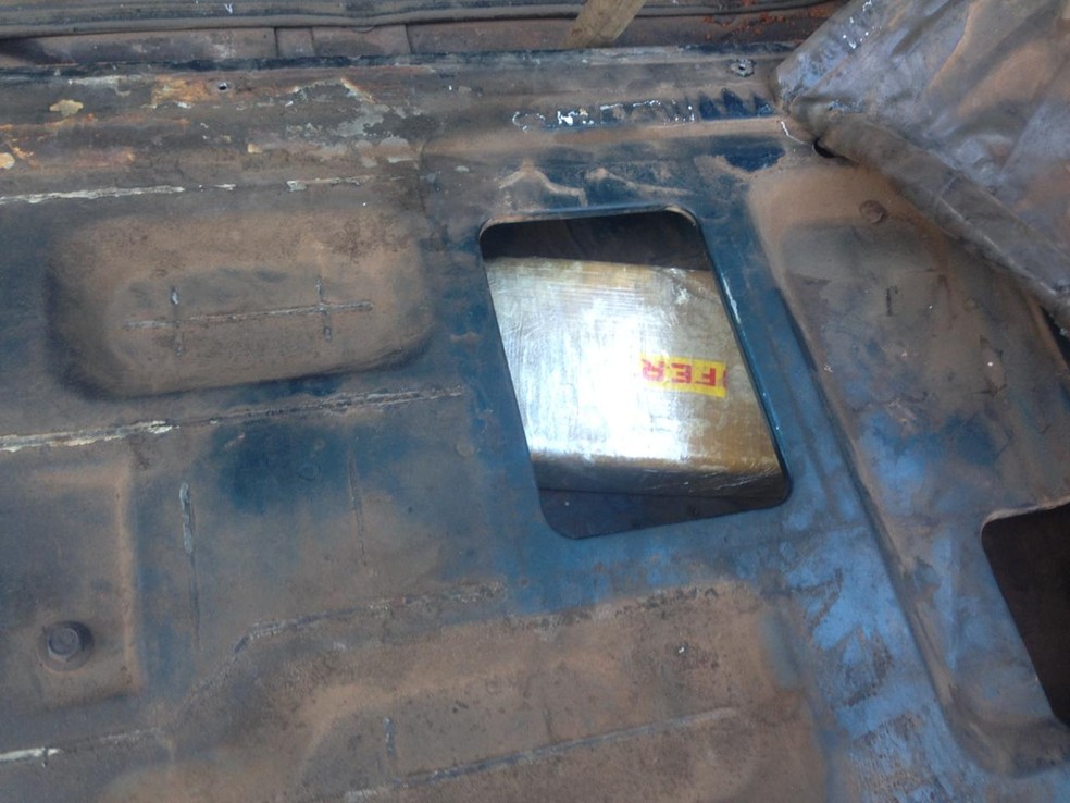 Pasta base de cocaína foi achada em fundo falso de caminhonete em Jales (SP) — Foto: Polícia Militar/Divulgação