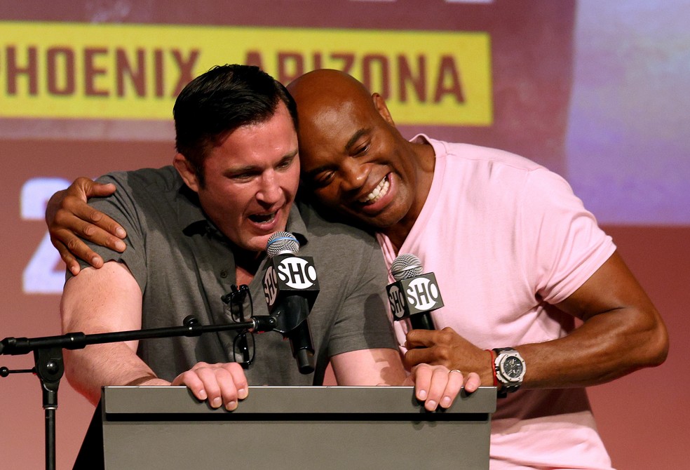 Chael Sonnen e Anderson Silva — Foto: Harry How/Getty Images
