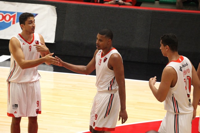 Neto aprova estreia do Fla, reconhece pressão e não descarta outro gringo