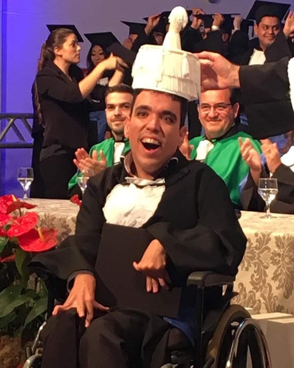 O sorriso de Caio, estudante com paralisia cerebral, ao representar a turma no momento da colaÃ§Ã£o de grau â Foto: Arquivo pessoal