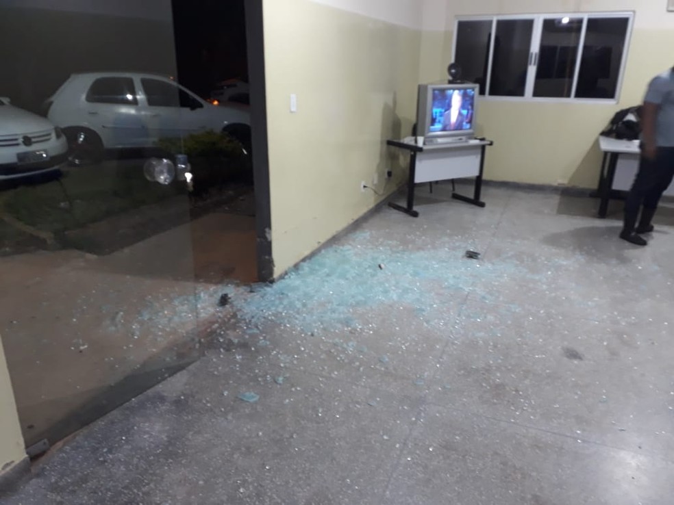 Criminosos tentam invadir IML, quebram porta de vidro e fogem em Cuiabá
