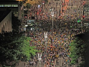 Manifestantes realizam um protesto na Avenida Paulista, em São Paulo, depois da nomeação do ex-presidente Luiz Inácio Lula da Silva como ministro-hefe da Casa Civil, no governo de Dilma Rousseff (Foto: Rafael Arbex/Estadão Conteúdo)