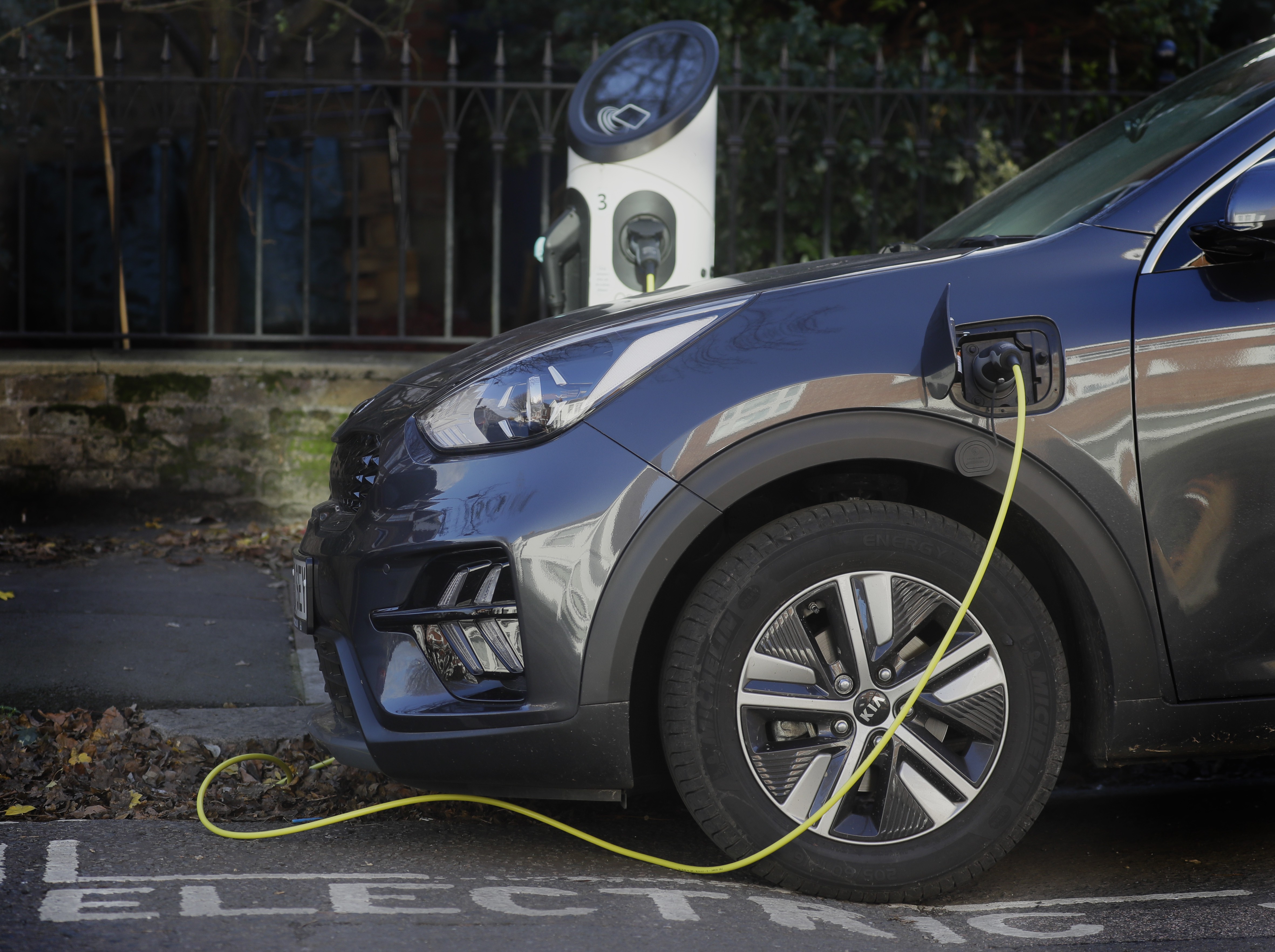 Reino Unido antecipa proibição de carros a gasolina e diesel para 2030 thumbnail