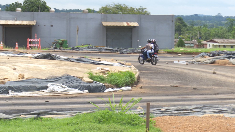 Condutores têm usado a marginal como rota alternativa.  — Foto: Reprodução/Rede Amazônica