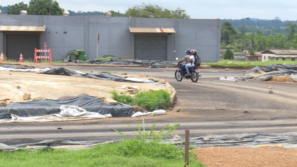 Condutores têm usado a marginal como rota alternativa.  — Foto: Reprodução/Rede Amazônica