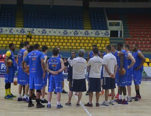 Paco e jogadores conversam mogi das cruzes basquete (Foto: Bruno Rocha)